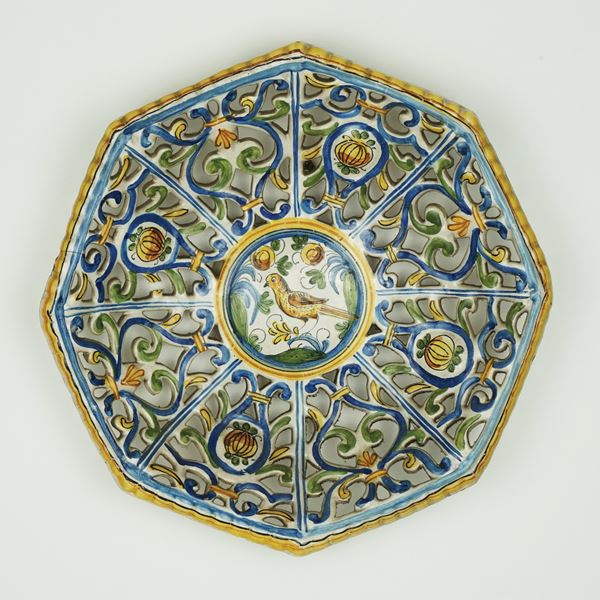 Crespina di forma ottagonale in maiolica bianca e policroma, Savona, fine del XVIII secolo