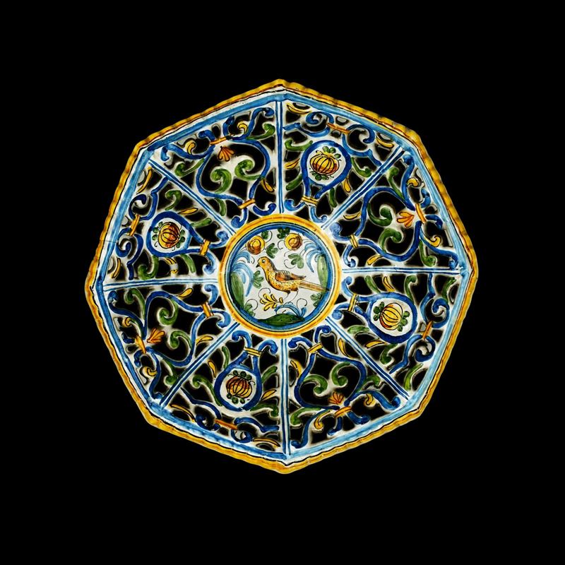 Crespina ottagonale in maiolica bianca e policroma, Savona, fine del XVIII secolo