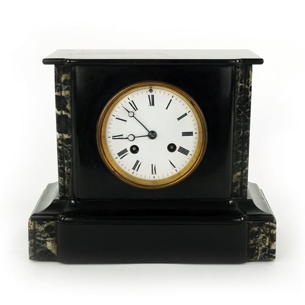 Pendola di forma architettonica con cassa in marmo nero, Francia, XIX secolo