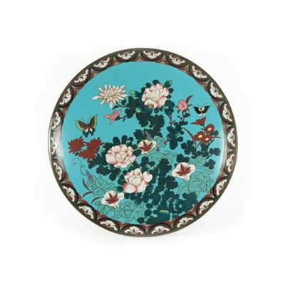 Piatto in smalti cloisonné policromi, decorato a fiori e farfalle (Cina)