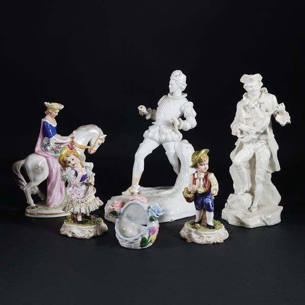 Cinque sculture e un piccolo cestino in porcellana e ceramica bianca e policroma, Capodimonte