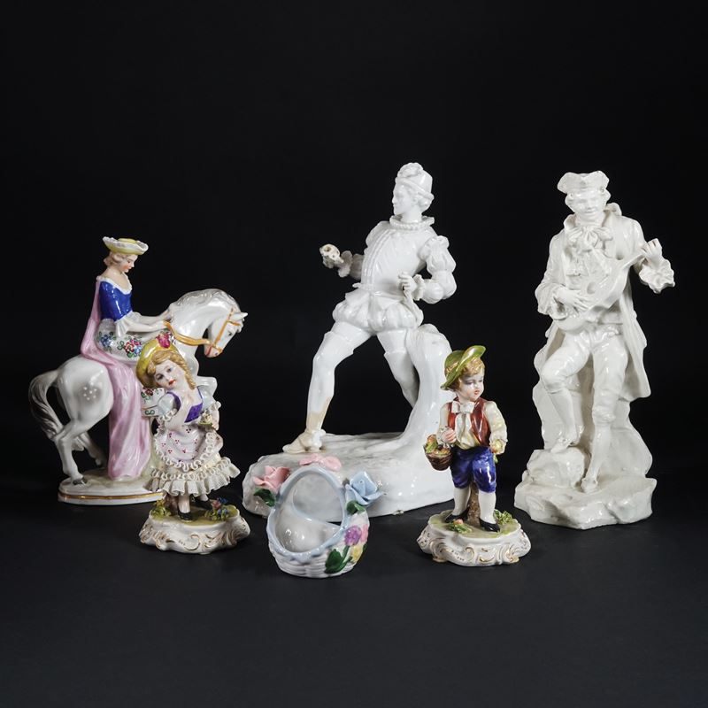 Cinque sculture e un piccolo cestino in porcellana e ceramica bianca e policroma, Capodimonte