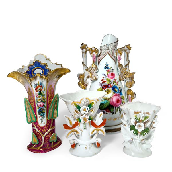 Quattro vasi a cartoccio in porcellana bianca, dorata e policroma, Francia, periodo Luigi Filippo