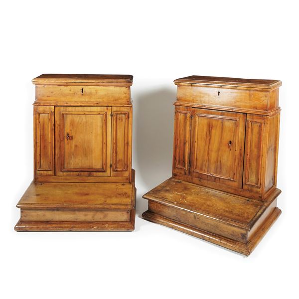 Coppia di inginocchiatoi di noce, XVII secolo