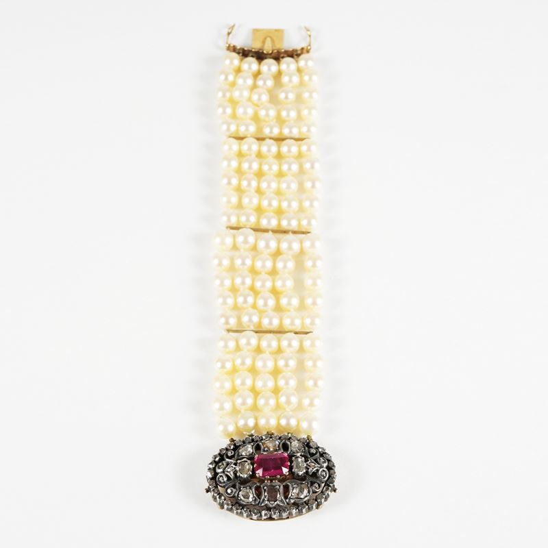 Bracciale a 5 fili di perle coltivate con chiusura in oro giallo 18kt. e argento