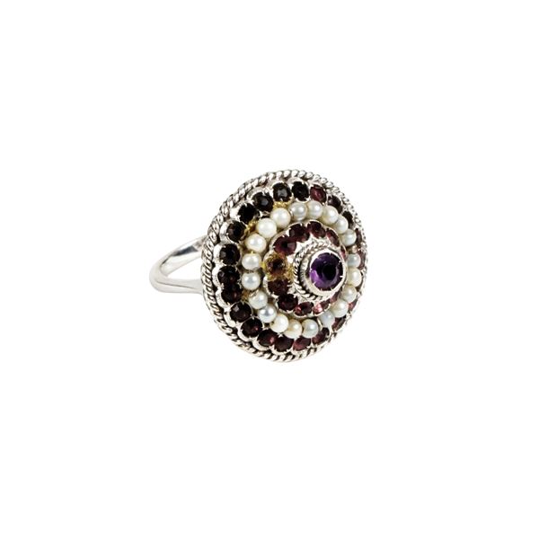 Anello in oro bianco 18kt. decorato da perline, ametista e granati