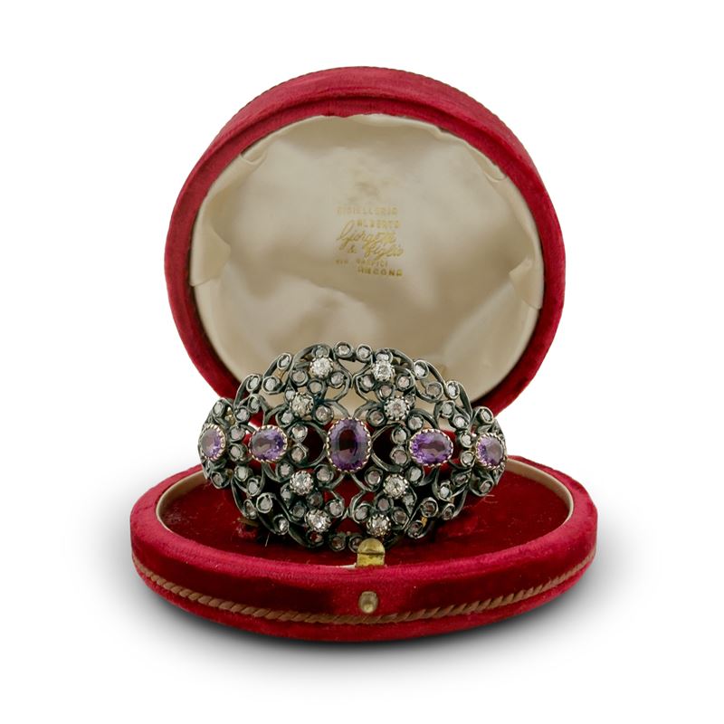 Bracciale in oro giallo 18kt. e argento decorato da cinque ametiste e diamanti