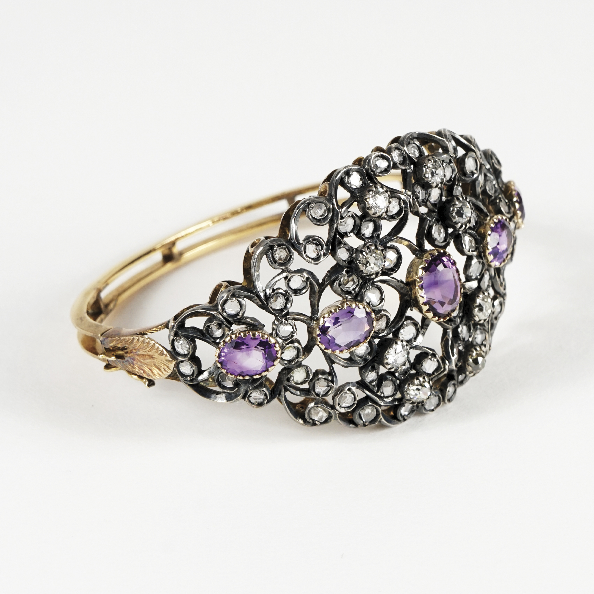 Bracciale in oro giallo 18kt. e argento decorato da cinque ametiste e diamanti