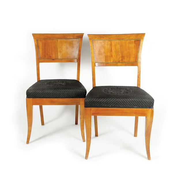 Coppia di sedie di noce, XIX secolo