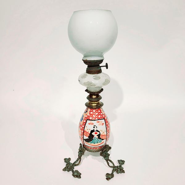 Vaso in porcellana bianca e policroma, Giappone, periodo Meiji