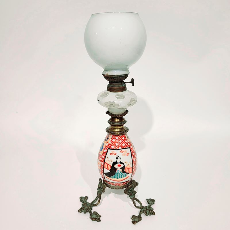 Vaso in porcellana bianca e policroma, Giappone, periodo Meiji