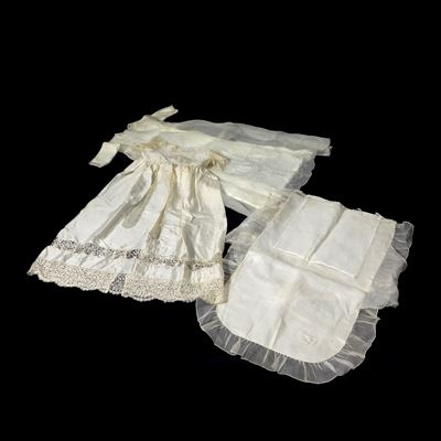 Due abiti da battesimo, organza di seta ricamata e seta con inserti in pizzo