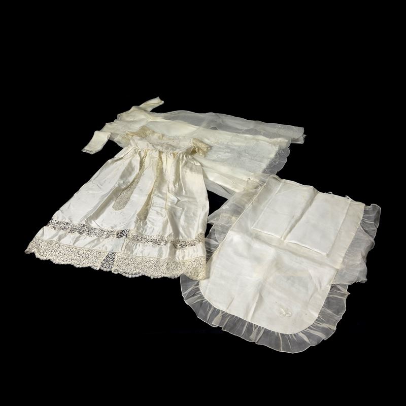 Due abiti da battesimo, organza di seta ricamata e seta con inserti in pizzo