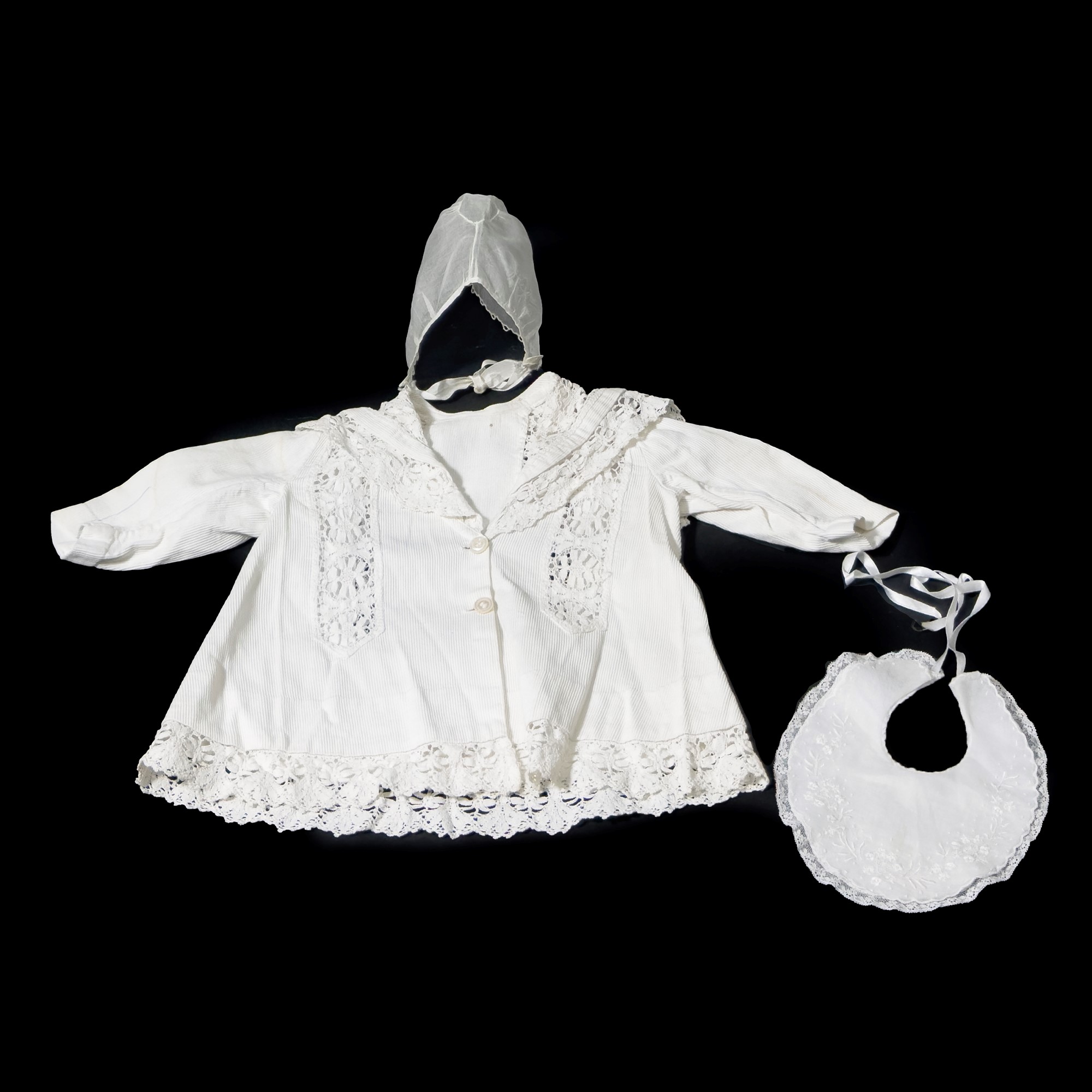 Due abiti da battesimo, organza di seta ricamata e seta con inserti in pizzo