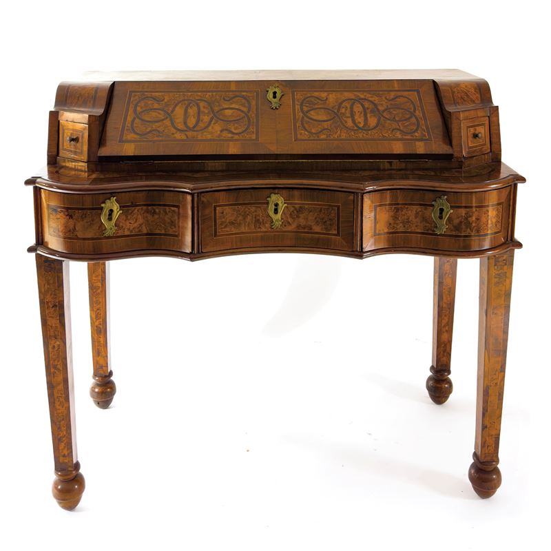 Antico mobile scrittoio lastronato in noce e radica di noce