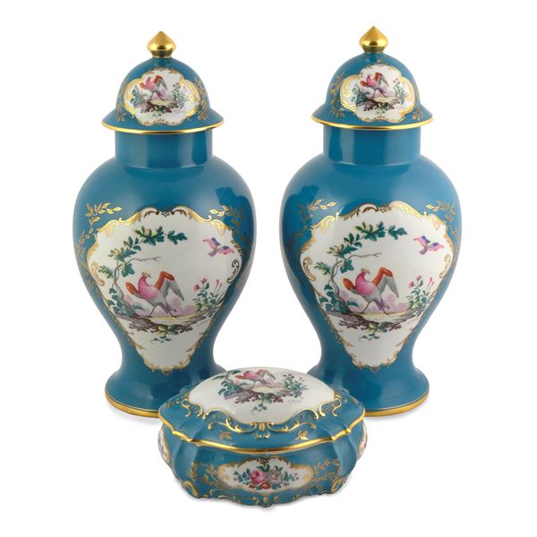 Coppia di potiches con coperchio e scatola con coperchio in porcellana, Limoges