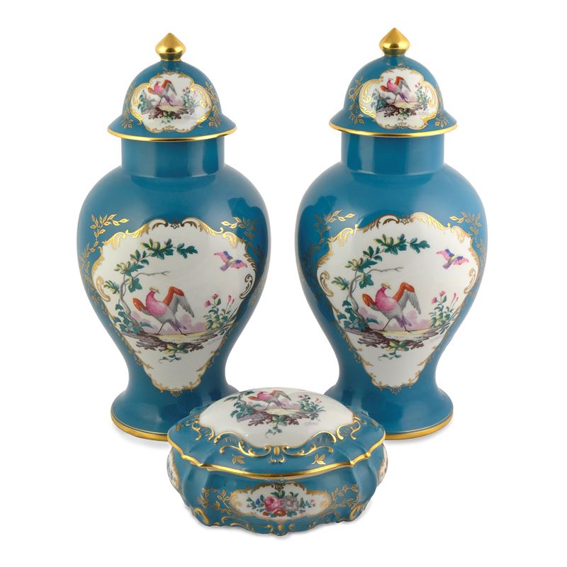 Coppia di potiches con coperchio e scatola con coperchio in porcellana, Limoges
