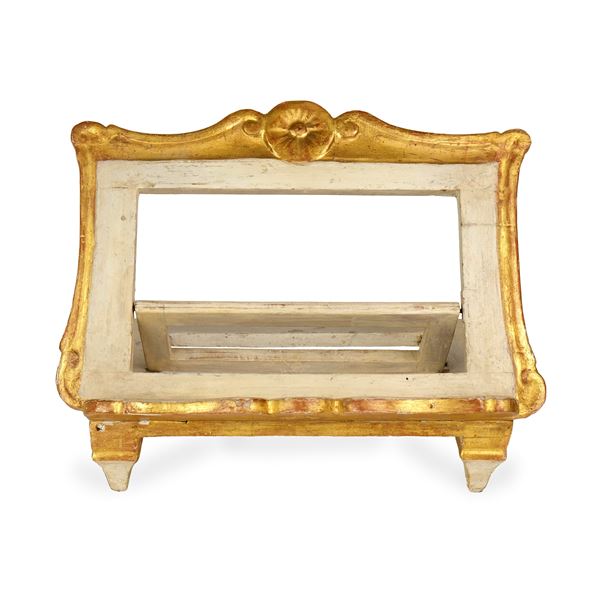 Leggio da tavolo in legno dorato e laccato, XIX secolo