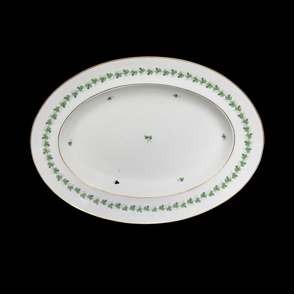 Vassoio di forma ovale in porcellana bianca, verde e dorata, Vienna, XIX secolo