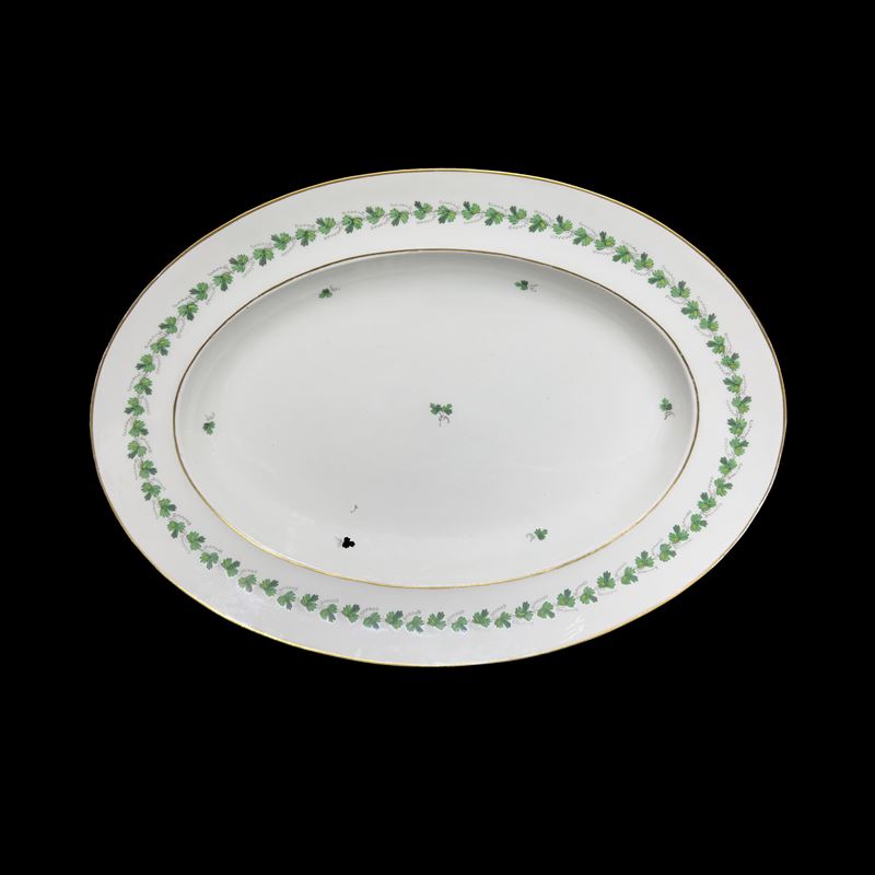 Vassoio di forma ovale in porcellana bianca, verde e dorata, Vienna, XIX secolo