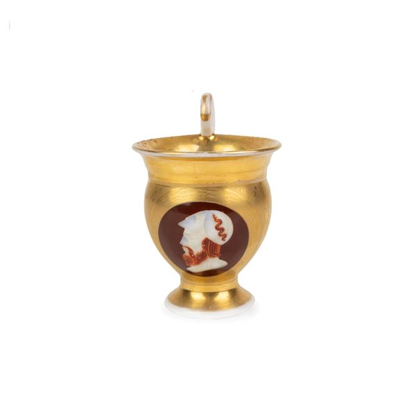 Tazza monoansata in porcellana dorata, Francia, XIX secolo  - Asta Soli mai - Bolli & Romiti - Casa d'Aste in Roma