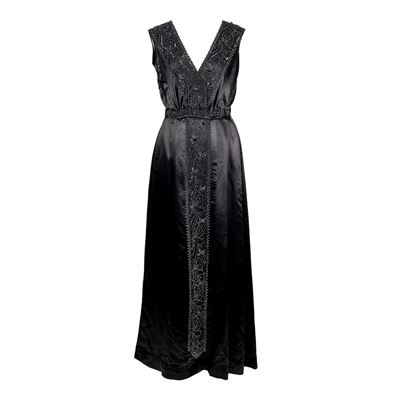 Anni '20, Composizione sartoriale: gonna lunga e gilet in raso nero