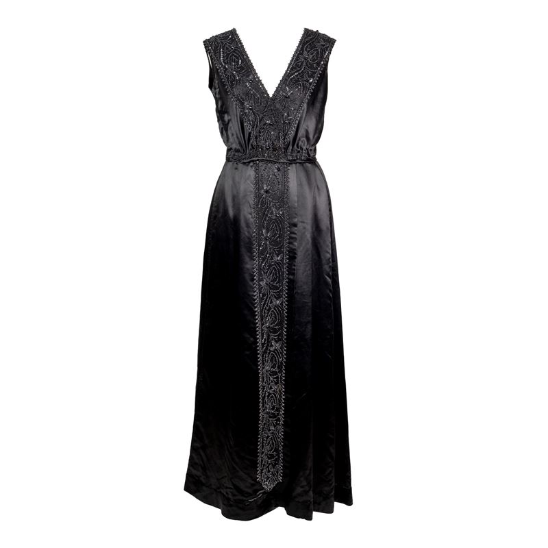 Anni '20, Composizione sartoriale: gonna lunga e gilet in raso nero