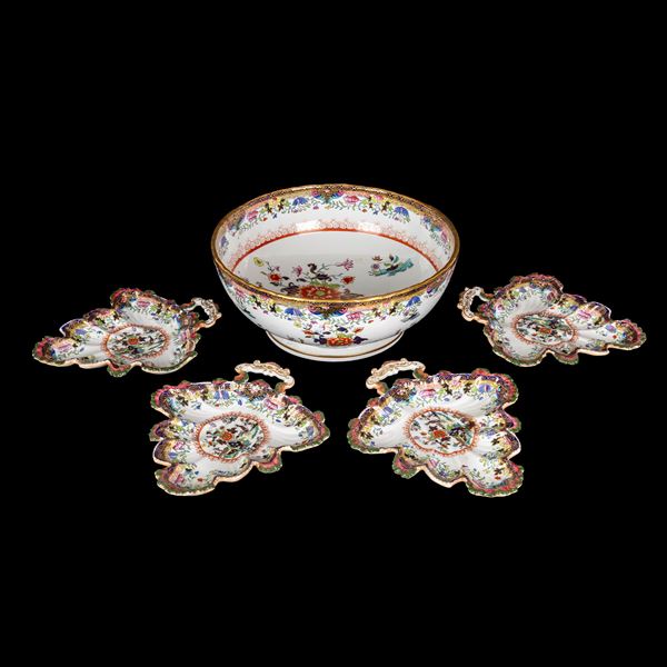 Grande bowl e quattro vassoi a foglia in terraglia bianca, policroma e dorata, Inghilterra, Masons