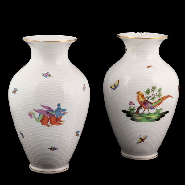 Due vasi in porcellana bianca e policroma, Herend