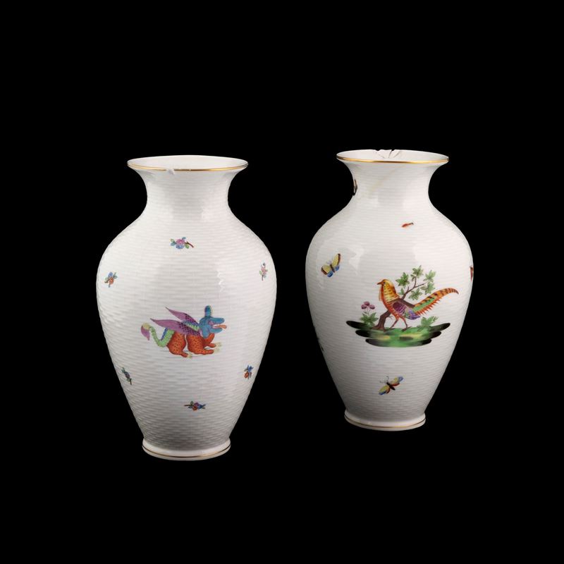 Due vasi in porcellana bianca e policroma, Herend