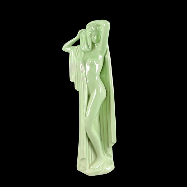 Figura di vestale in ceramica verde
