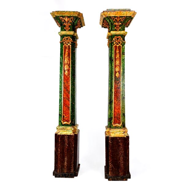Coppia di colonne da centro in legno dorato e laccato a finto marmo verde