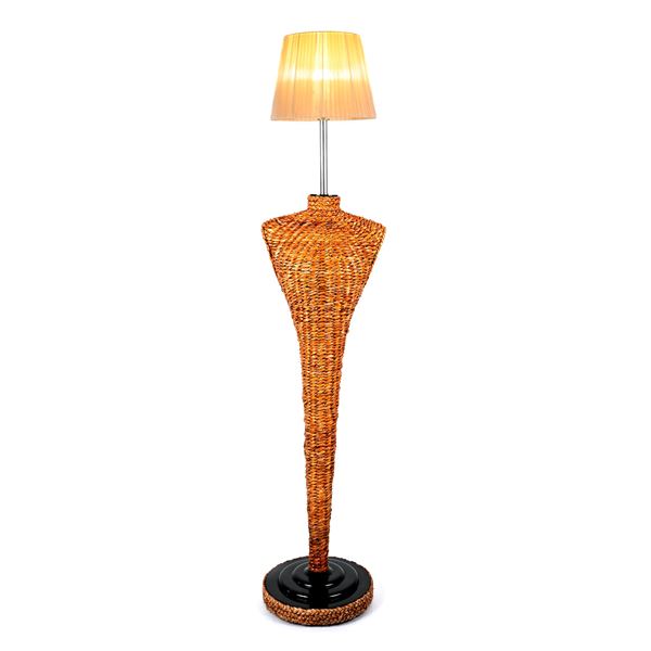 Lampada da terra in forma di manichino in vimini intrecciato