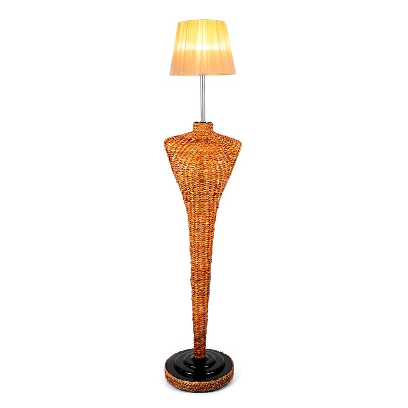 Lampada da terra in forma di manichino in vimini intrecciato
