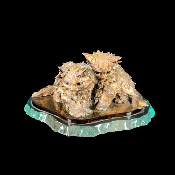 Gruppo in resina argentata raffigurante due gattini