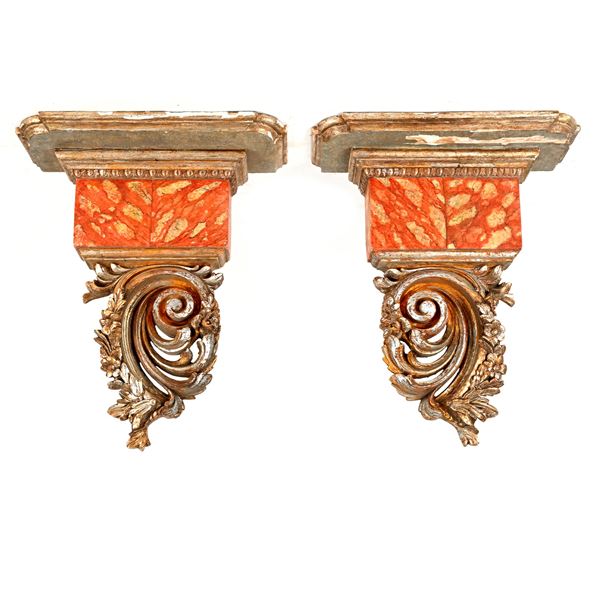 Coppia di piccole consoles in legno argentato e in parte dipinto a finto marmo