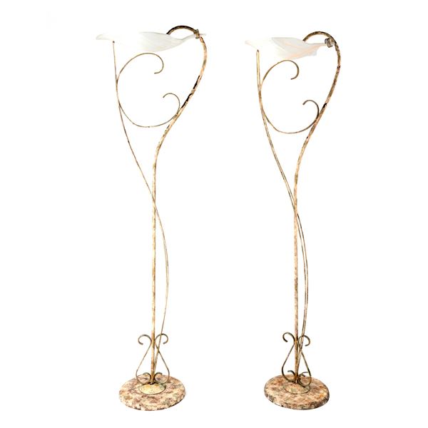 Coppia di piantane da terra in ferro battuto e dipinto a finto marmo