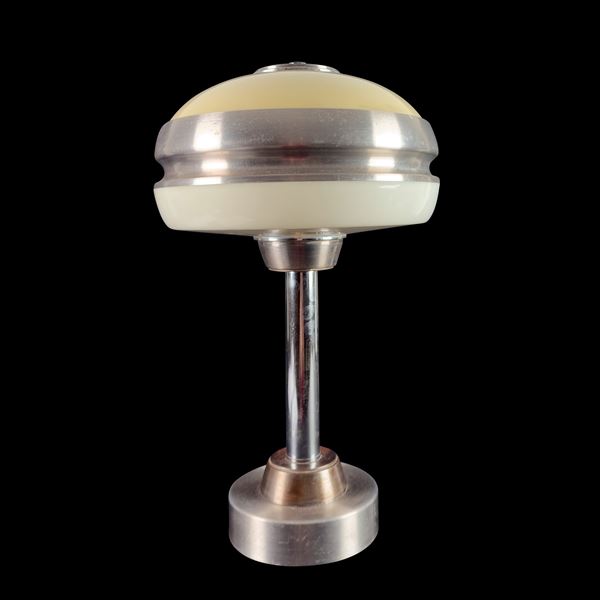 Lume da tavolo in metallo cromato e materiale plastico bianco, anni '70