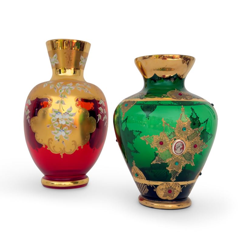 Due vasi rispettivamente in vetro verde e rosso