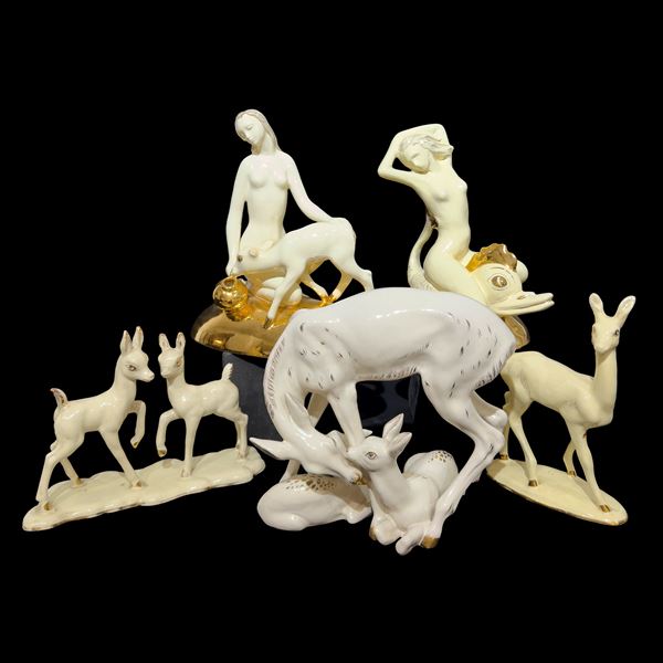 Cinque sculture in ceramica bianca, avorio e dorata