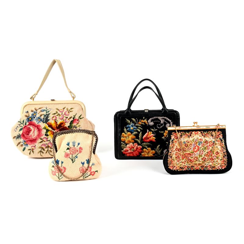 Quattro borsette in tessuto a piccolo punto