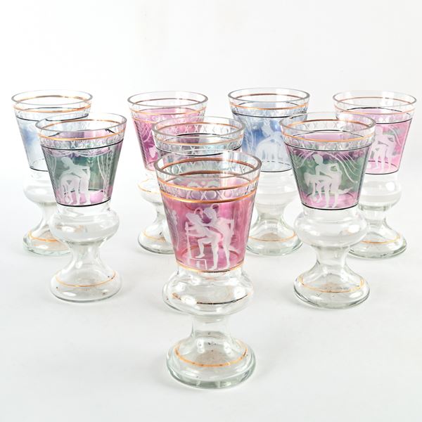 Otto bicchieri in vetro spesso incolore, violaceo e in parte opalescente