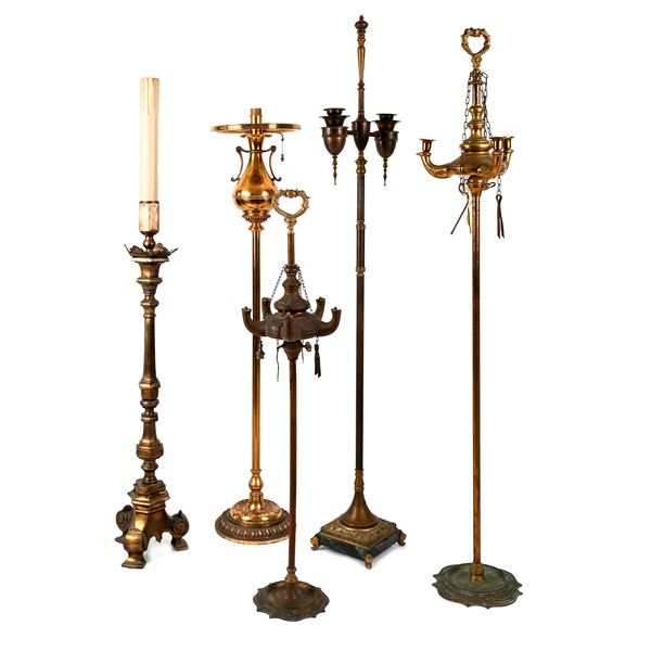 Quattro piantane in ottone e un torcere da terra di bronzo