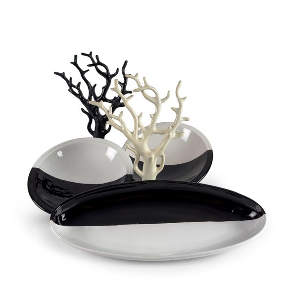 Un ramo simulante il corallo di resina nera e uno di resina bianca