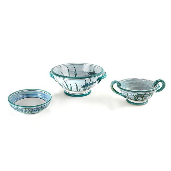 Due bowls e una ciotola in ceramica bianca e policroma, Deruta, Fratelli Mari