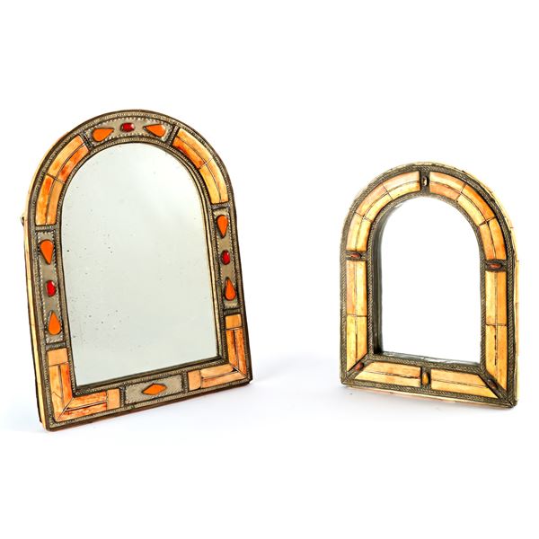 Due specchierine di forma centinata