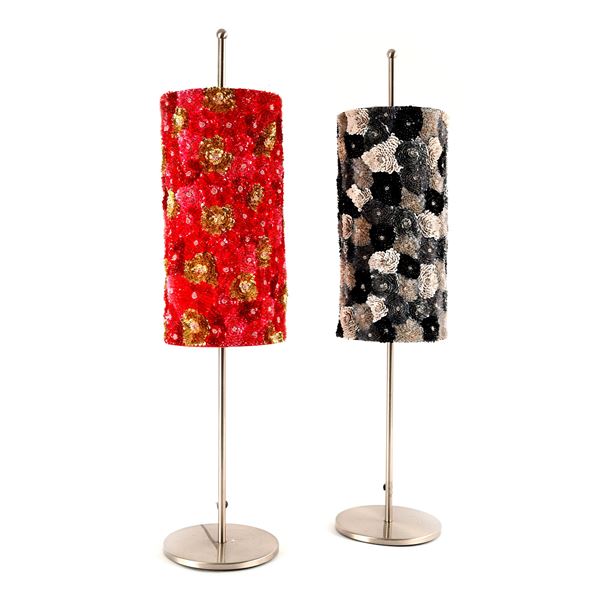 Due lampade con paralume cilindrico in stoffa