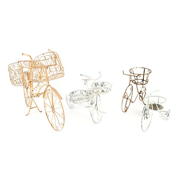 Quattro fioriere in metallo verniciato bianco