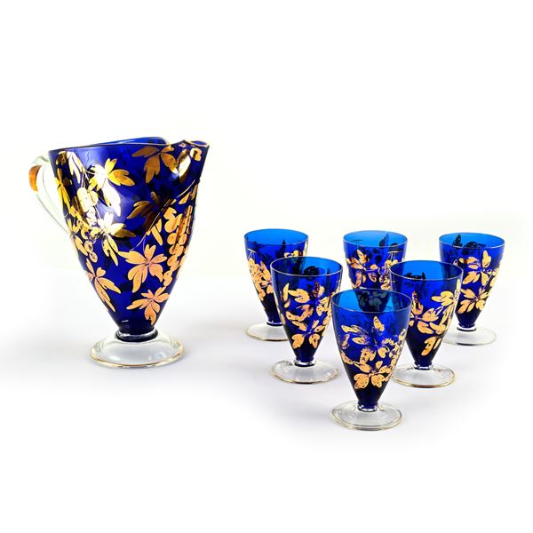 Sei bicchieri e una caraffa in vetro blu