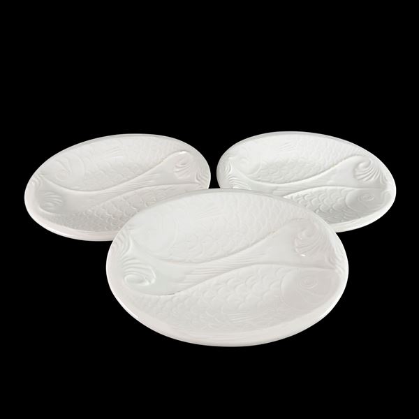 Tre vassoi in ceramica bianca